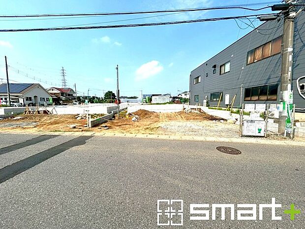 ~十分な広さのある前面道路~ ・前面道路は約6mございますので、お車でのすれ違いも楽々で余計なストレスがかかりません。 ・日々お車での移動が多い方には大切なポイントですね。