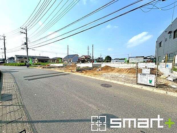 ~閑静な住宅街の立地~ ・周辺は閑静な住宅街となっておりますので、静かな暮らしをご実現いただけます。 ・前面道路の交通量も多くないので、小さなお子様がいるご家庭でもご安心ですね。