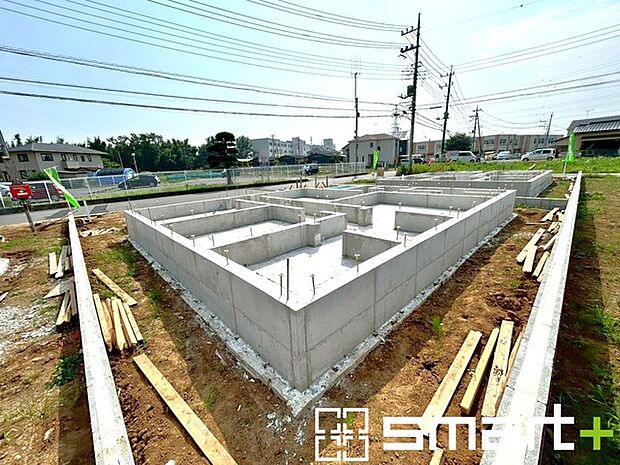~ベタ基礎でしっかりとした土台~ ・コンクリートの中に鉄筋を配し強度を高めた「ベタ基礎」を採用。 ・しっかりとした土台を造ったうえで、その上に建物が築造されていきます。