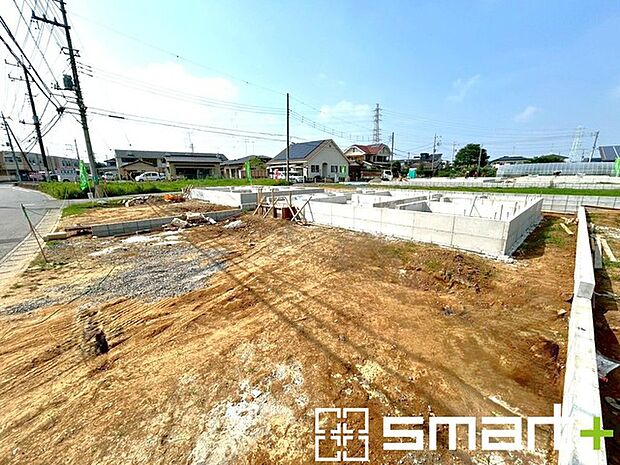 ~閑静な住宅街の立地~ ・周辺は閑静な住宅街となっておりますので、静かな暮らしをご実現いただけます。 ・前面道路の交通量も多くないので、小さなお子様がいるご家庭でもご安心ですね。