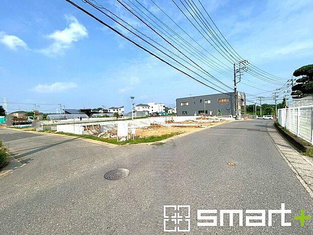 ~開放感ある角地のお住まい~ ・2方向が空く事で開放感のある角地に位置しております。 ・窮屈な感じが無く、ゆったりと暮らせるこの魅力をぜひ現地でご体感くださいませ。