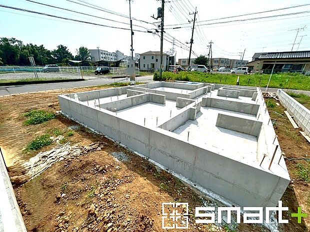 ~ベタ基礎でしっかりとした土台~ ・コンクリートの中に鉄筋を配し強度を高めた「ベタ基礎」を採用。 ・しっかりとした土台を造ったうえで、その上に建物が築造されていきます。