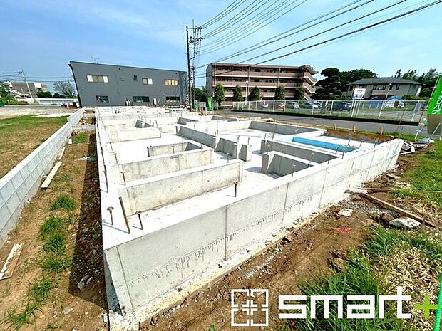 ~閑静な住宅街の立地~ ・周辺は閑静な住宅街となっておりますので、静かな暮らしをご実現いただけます。 ・前面道路の交通量も多くないので、小さなお子様がいるご家庭でもご安心ですね。