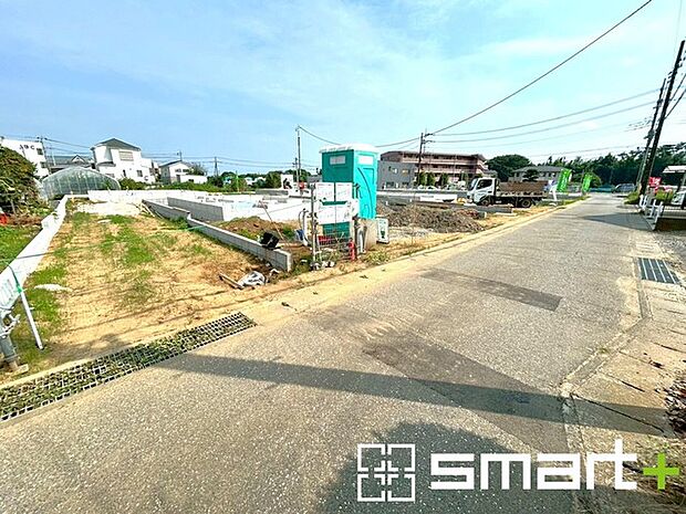 ~閑静な住宅街の立地~ ・周辺は閑静な住宅街となっておりますので、静かな暮らしをご実現いただけます。 ・前面道路の交通量も多くないので、小さなお子様がいるご家庭でもご安心ですね。