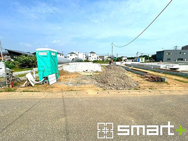 ~閑静な住宅街の立地~ ・周辺は閑静な住宅街となっておりますので、静かな暮らしをご実現いただけます。 ・前面道路の交通量も多くないので、小さなお子様がいるご家庭でもご安心ですね。
