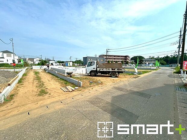 ～十分な広さのある前面道路～ ・前面道路は約4ｍございますので、お車でのすれ違いも可能で余計なストレスがかかりません。 ・日々お車での移動が多い方には大切なポイントですね。 