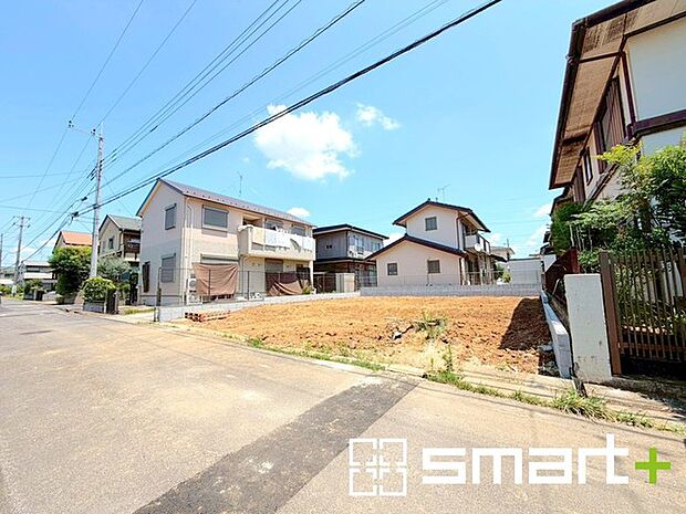 ~閑静な住宅街の立地~ ・周辺は閑静な住宅街となっておりますので、静かな暮らしをご実現いただけます。 ・前面道路の交通量も多くないので、小さなお子様がいるご家庭でもご安心ですね。
