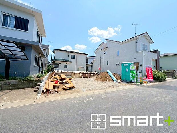 ~閑静な住宅街の立地~ ・周辺は閑静な住宅街となっておりますので、静かな暮らしをご実現いただけます。 ・前面道路の交通量も多くないので、小さなお子様がいるご家庭でもご安心ですね。