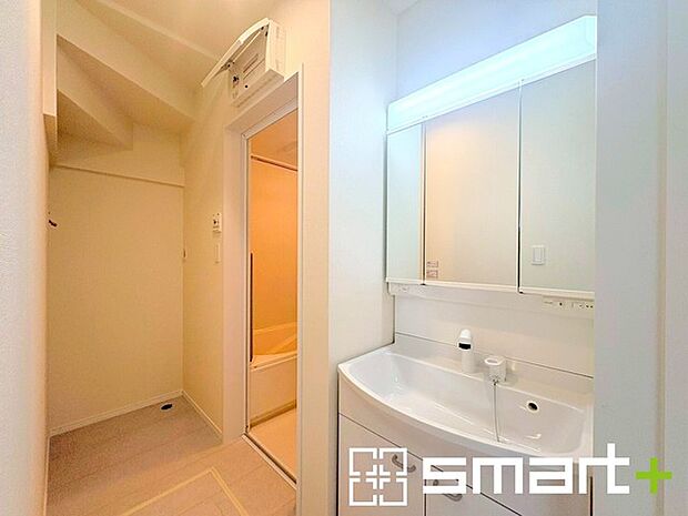 ～シャワー付き洗面台を採用～ ・洗面台の蛇口がホースで伸びシャワーとしてご利用可能。 ・朝の寝ぐせ直しなどにシャワーを使いたい時、洗面台の掃除をする際にも便利にお使いいただけます。 