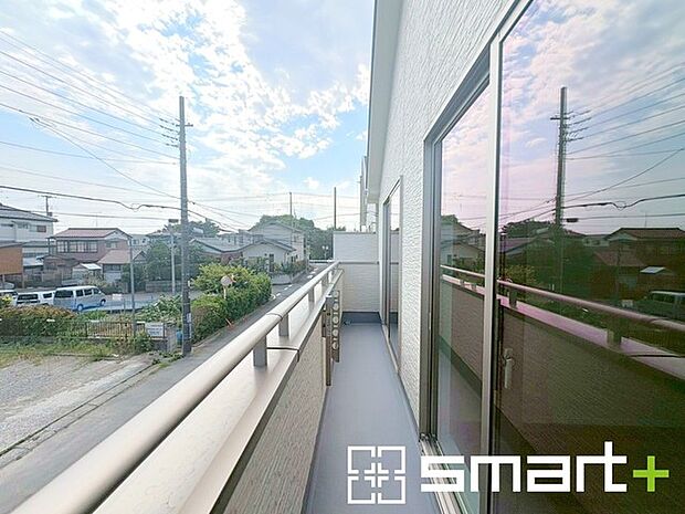 ～洗濯物も干しやすいバルコニー～ ・陽当たり良好な南側のバルコニーは2部屋から出入りができて毎日のお洗濯も快適。 ・テラス屋根等のオプションもお気軽にご相談くださいませ。 