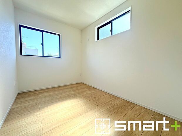 ～2面採光の明るいお部屋～ ・洋室は2面採光とする事で穏やかな陽の入る明るい空間となっております。 ・くつろぎのプライベート時間を明るい空間で穏やかにお過ごしいただけます。 