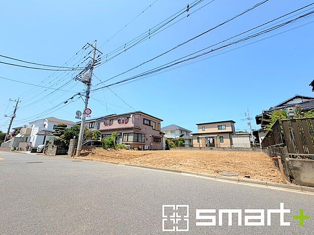 ~閑静な住宅街の立地~ ・周辺は閑静な住宅街となっておりますので、静かな暮らしをご実現いただけます。 ・前面道路の交通量も多くないので、小さなお子様がいるご家庭でもご安心ですね。
