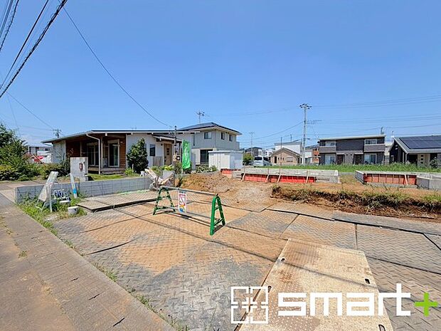～ベタ基礎でしっかりとした土台～ ・コンクリートの中に鉄筋を配し強度を高めた「ベタ基礎」を採用。 ・しっかりとした土台を造ったうえで、その上に建物が築造されていきます。 