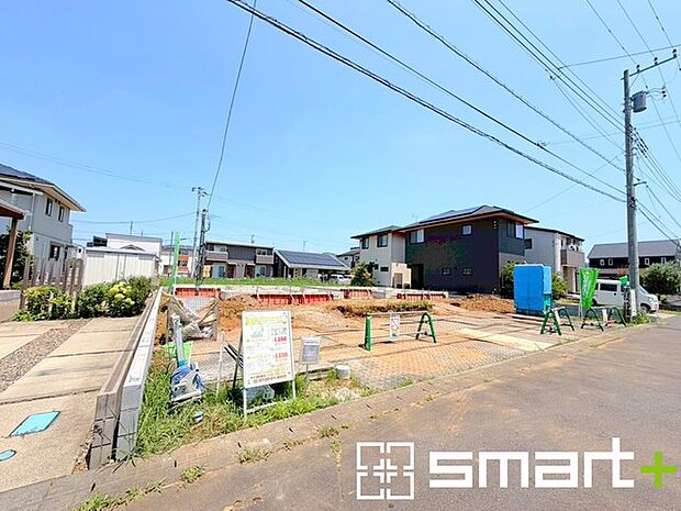 ～閑静な住宅街の立地～ ・周辺は閑静な住宅街となっておりますので、静かな暮らしをご実現いただけます。 ・前面道路の交通量も多くないので、小さなお子様がいるご家庭でもご安心ですね。 