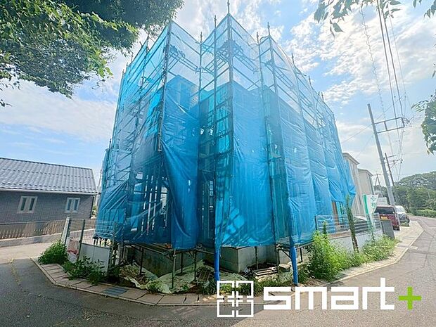 ~開放感溢れる三方角地~ ・三方向に開ける角地の立地の為、開放感の溢れる造りで窮屈さがありません。 ・周囲の建物が一方向にしかないのでで、陽当りも良好な明るいお住まいです。