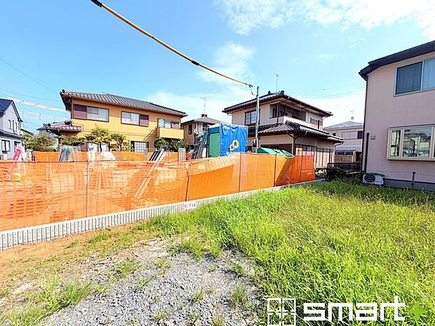 ～閑静な住宅街の立地～ ・周辺は閑静な住宅街となっておりますので、静かな暮らしをご実現いただけます。 ・前面道路の交通量も多くないので、小さなお子様がいるご家庭でもご安心ですね。 