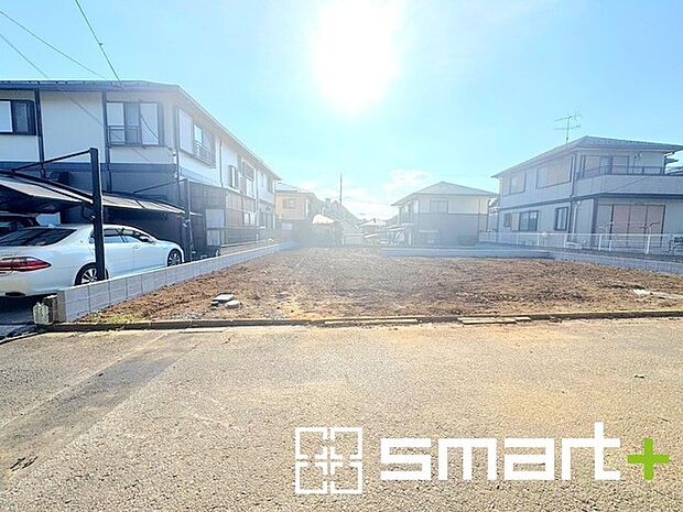 ～十分な広さのある前面道路～ ・前面道路は約6ｍございますので、お車でのすれ違いも楽々で余計なストレスがかかりません。 ・日々お車での移動が多い方には大切なポイントですね。 
