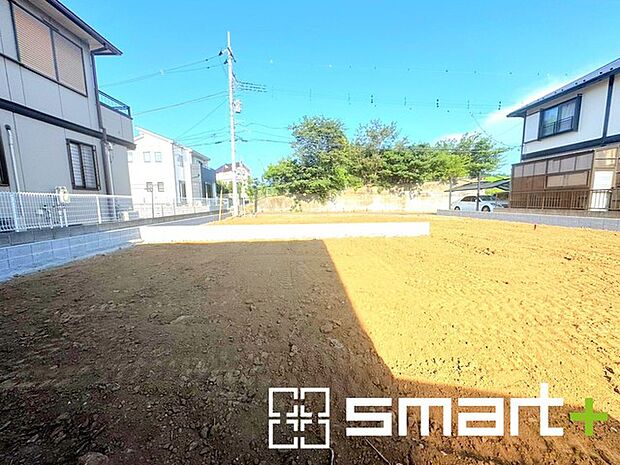 ～ベタ基礎でしっかりとした土台～ ・コンクリートの中に鉄筋を配し強度を高めた「ベタ基礎」を採用。 ・しっかりとした土台を造ったうえで、その上に建物が築造されていきます。 