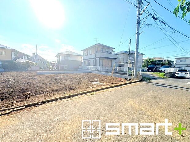 ~十分な広さのある前面道路~ ・前面道路は約6mございますので、お車でのすれ違いも楽々で余計なストレスがかかりません。 ・日々お車での移動が多い方には大切なポイントですね。