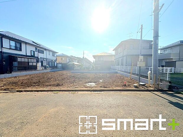 ～閑静な住宅街の立地～ ・周辺は閑静な住宅街となっておりますので、静かな暮らしをご実現いただけます。 ・前面道路の交通量も多くないので、小さなお子様がいるご家庭でもご安心ですね。 