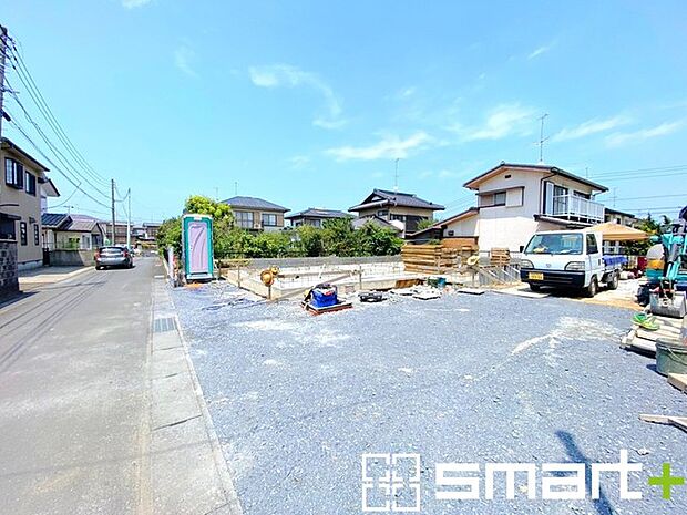 ~閑静な住宅街の立地~ ・周辺は閑静な住宅街となっておりますので、静かな暮らしをご実現いただけます。 ・前面道路の交通量も多くないので、小さなお子様がいるご家庭でもご安心ですね。