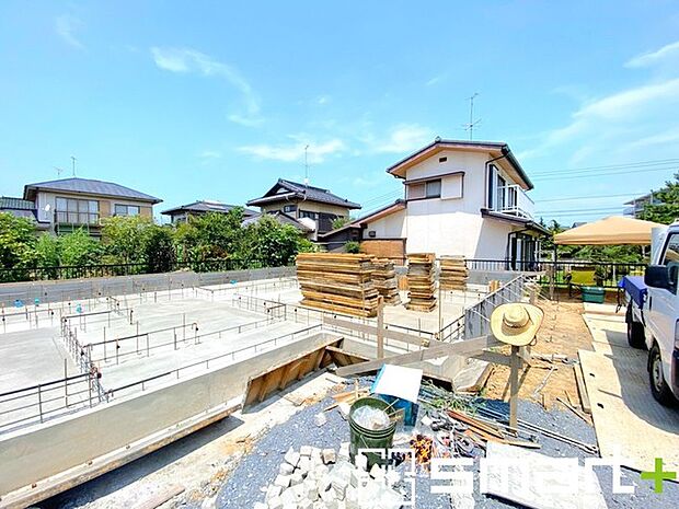 ~ベタ基礎でしっかりとした土台~ ・コンクリートの中に鉄筋を配し強度を高めた「ベタ基礎」を採用。 ・しっかりとした土台を造ったうえで、その上に建物が築造されていきます。