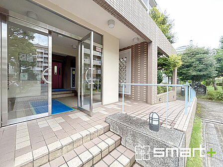 ~管理の行き届いたエントランス~ ・お住まいの「顔」でもあるエントランス。管理会社の方でしっかりと管理されております。 ・ぜひ現地でご体感くださいませ。