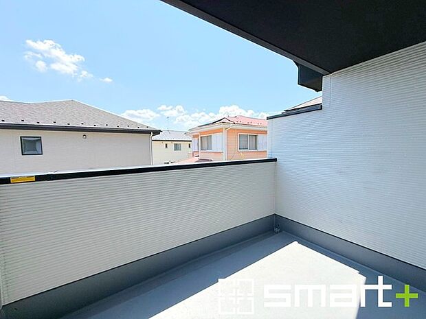 ~屋根付きのバルコニー~ ・バルコニーは屋根付きなので急な雨でも安心です。 ・奥行きもあるので洗濯物が干しやすいのも嬉しいポイントですね。