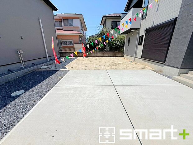 ~ゆとりあるカースペース~ ・セカンドカーや来客時にも困らないカースペース2台分は並列駐車可能でお車の出し入れもラクラク。 ・カーポートなどのオプションもお気軽にご相談くださいませ。