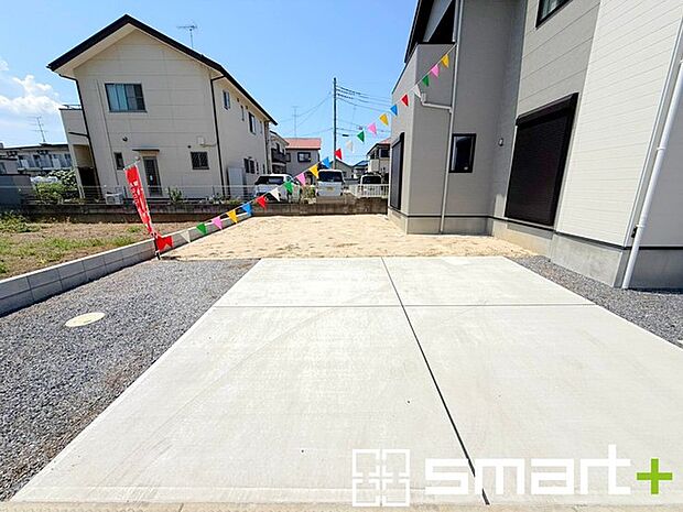 ~ゆとりあるカースペース~ ・セカンドカーや来客時にも困らないカースペース2台分は並列駐車可能でお車の出し入れもラクラク。 ・カーポートなどのオプションもお気軽にご相談くださいませ。