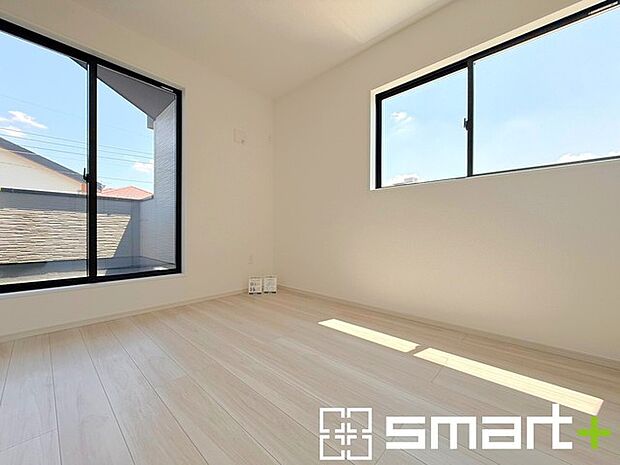 ~2面採光の明るいお部屋~ ・洋室は2面採光とする事で穏やかな陽の入る明るい空間となっております。 ・くつろぎのプライベート時間を明るい空間で穏やかにお過ごしいただけます。
