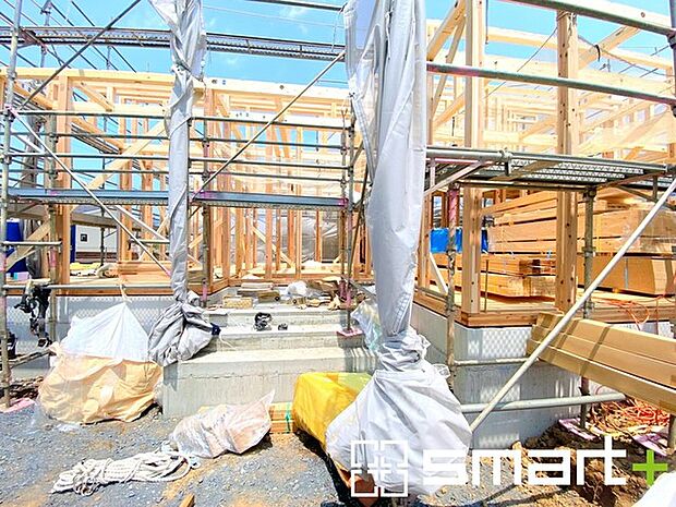 ~ベタ基礎でしっかりとした土台~ ・コンクリートの中に鉄筋を配し強度を高めた「ベタ基礎」を採用。 ・しっかりとした土台を造ったうえで、その上に建物が築造されていきます。