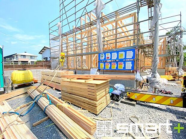 ~閑静な住宅街の立地~ ・周辺は閑静な住宅街となっておりますので、静かな暮らしをご実現いただけます。 ・前面道路の交通量も多くないので、小さなお子様がいるご家庭でもご安心ですね。