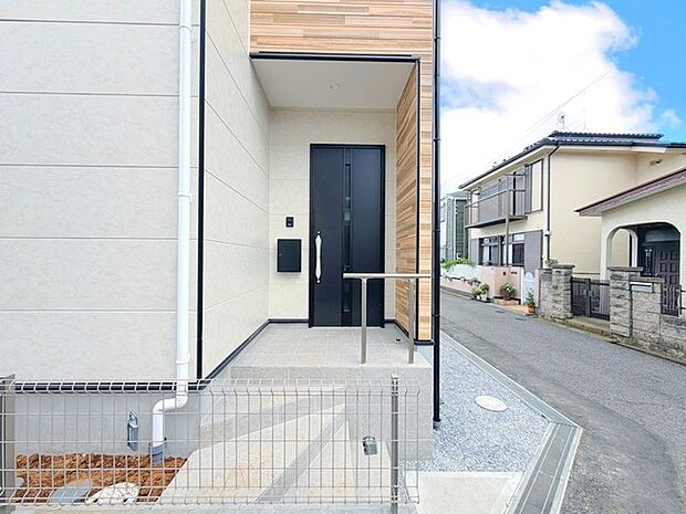 ~お住まいの顔「玄関」~ ・玄関ドアの上にはもちろん軒がございますので、雨の日でも濡れずに鍵の開閉が可能です。 ・鍵は防犯性に優れたディンプルキーを採用。
