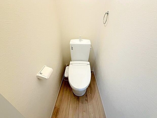 ~やはり便利なタンク式トイレ~ ・最近はタンクレストイレもございますが、タンク式の場合は停電時もお水を流すことが可能。 ・故障時なども比較的費用が安くなるなど、メリットが多くなります。