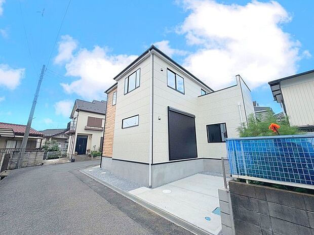~閑静な住宅街の立地~ ・周辺は閑静な住宅街となっておりますので、静かな暮らしをご実現いただけます。 ・前面道路の交通量も多くないので、小さなお子様がいるご家庭でもご安心ですね。