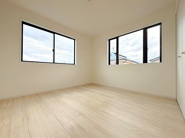 ~2面採光の明るいお部屋~ ・洋室は2面採光とする事で穏やかな陽の入る明るい空間となっております。 ・くつろぎのプライベート時間を明るい空間で穏やかにお過ごしいただけます。