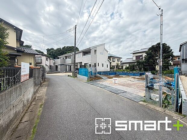 ~閑静な住宅街の立地~ ・周辺は閑静な住宅街となっておりますので、静かな暮らしをご実現いただけます。 ・前面道路の交通量も多くないので、小さなお子様がいるご家庭でもご安心ですね。