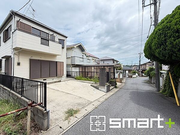 ～閑静な住宅街の立地～ ・周辺は閑静な住宅街となっておりますので、静かな暮らしをご実現いただけます。 ・前面道路の交通量も多くないので、小さなお子様がいるご家庭でもご安心ですね。