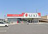 周辺：ドラッグストアセキ東深井店（850m）