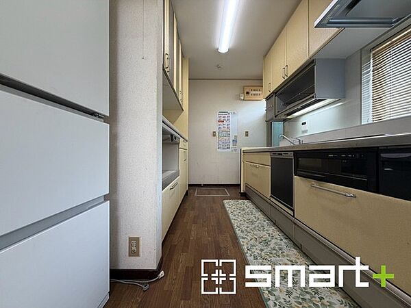 ～使い勝手の良いシステムキッチン～ ・料理がしやすい設計のキッチンでお料理もはかどりますね。 ・もちろんキッチン下部は収納になっておりますので、フライパンなども収納可能です。