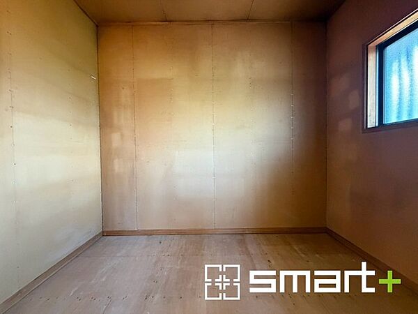 ～広々した「納戸」をご用意～ ・本来の用途である収納としてはもちろん、テレワークスペースとしてもご利用可能な納戸をご用意。 ・広さの感覚など、ぜひ現地でご体感くださいませ。