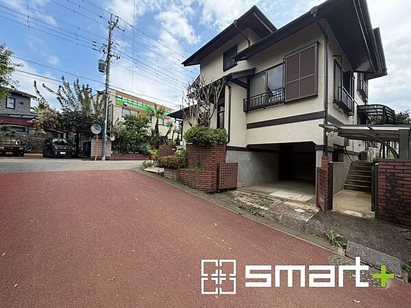 ～開放感ある角地のお住まい～ ・2方向が空く事で開放感のある角地に位置しております。 ・窮屈な感じが無く、ゆったりと暮らせるこの魅力をぜひ現地でご体感くださいませ。