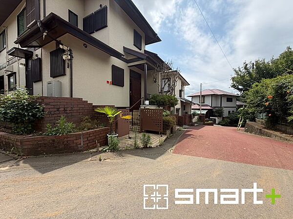 ～閑静な住宅街の立地～ ・周辺は閑静な住宅街となっておりますので、静かな暮らしをご実現いただけます。 ・前面道路の交通量も多くないので、小さなお子様がいるご家庭でもご安心ですね。