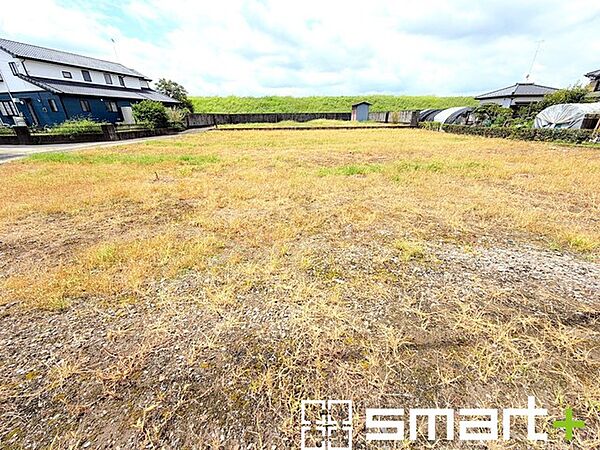 空が広く開放的な景色を望む、ゆとりある土地です。周囲の視線を気にせず、理想の暮らしを描ける健やかな環境が、日々の生活を穏やかに包み込んでくれることでしょう