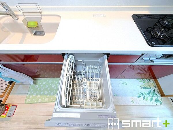 ～食器洗浄機を標準装備～ ・キッチンにはビルトインタイプの食器洗浄機を標準装備。 ・家事にかける時間を削減でき、「自分時間」を増やすことができる嬉しいアイテムです。
