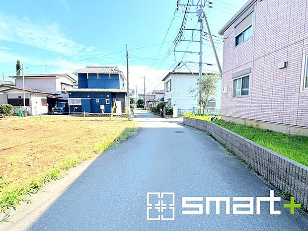 ~十分な広さのある前面道路~ ・前面道路は約4mございますので、お車でのすれ違いも可能で余計なストレスがかかりません。 ・日々お車での移動が多い方には大切なポイントですね。