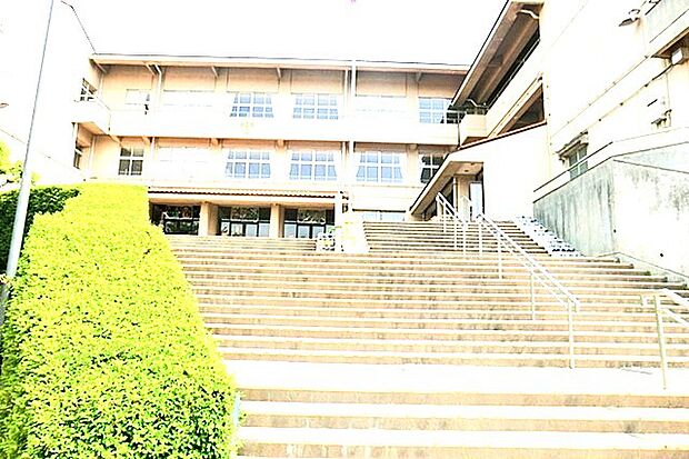 高井小学校(950m)