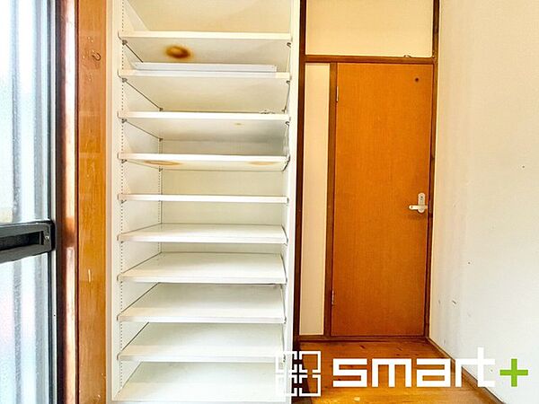 ～十分な容量のシューズボックス～ ・備え付けのシューズボックスは充分な容量を確保。 ・より大型のものへのご変更などご希望の方もお気軽にご相談くださいませ。