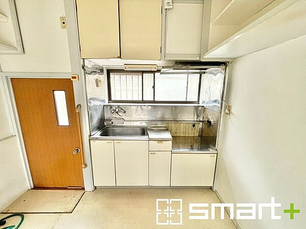 ～リビングを有効活用～ ・キッチンは対面式ではなく壁側にございますので、お部屋の中の空間を有効活用できます。 ・現地ではぜひ家具の配置などもイメージしながらご見学くださいませ。